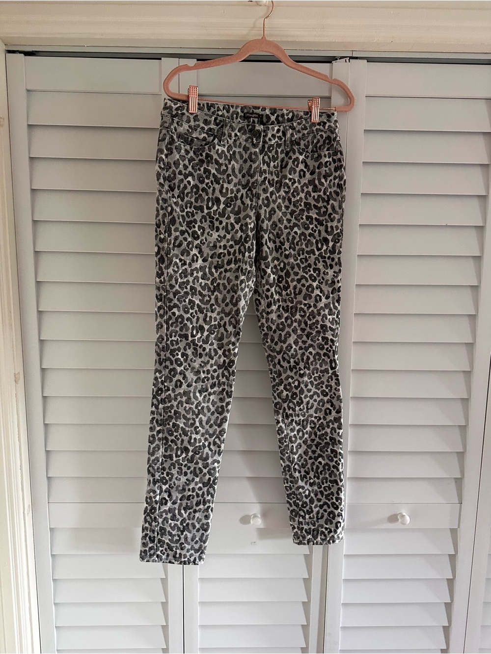 J. McLaughlin Gray & Black Leopard Jeans